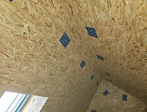 Zateplení stropu rodinného domu pomocí foukané izolace